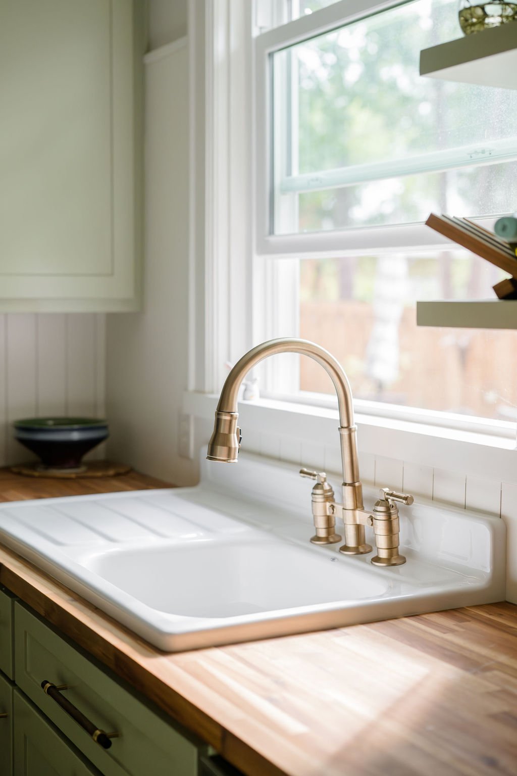 Wichita Falls White Sink with Gold Faucet
