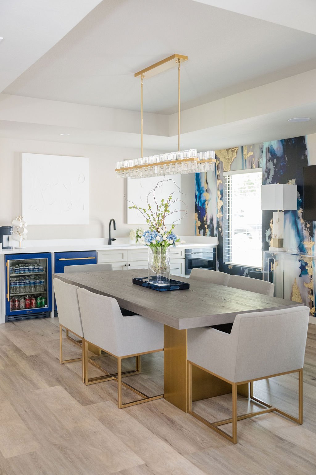 Wichita Falls Kitchenette with Modern Dining Table