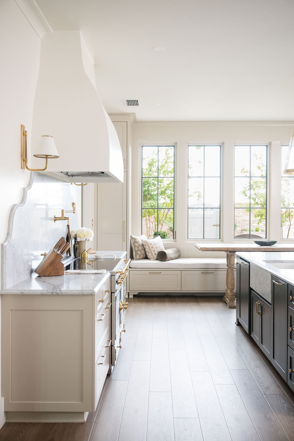 Luxurious Kitchen with Breakfast Nook Luxurious Kitchen with Breakfast Nook